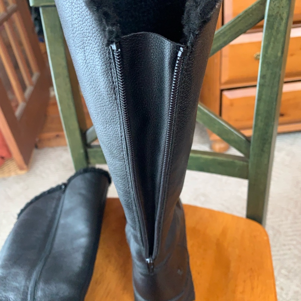 New leather winter long boots-black. Super comfy comfy, back zipper.